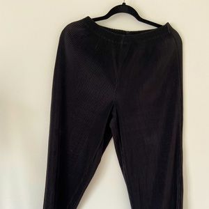 Black Women’s Forever 21 Ribbed 3/4 Wide Legged Pants, M